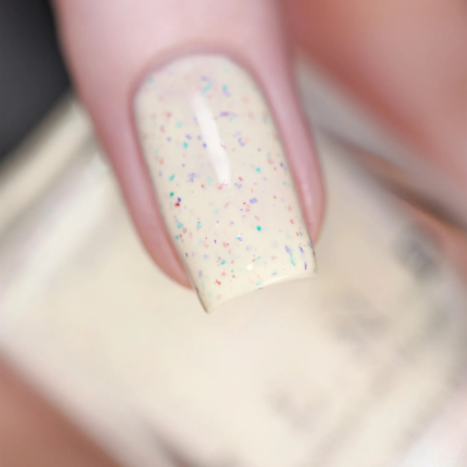 ILNP Tea Party Cake Pop nagellack krämvit prickig