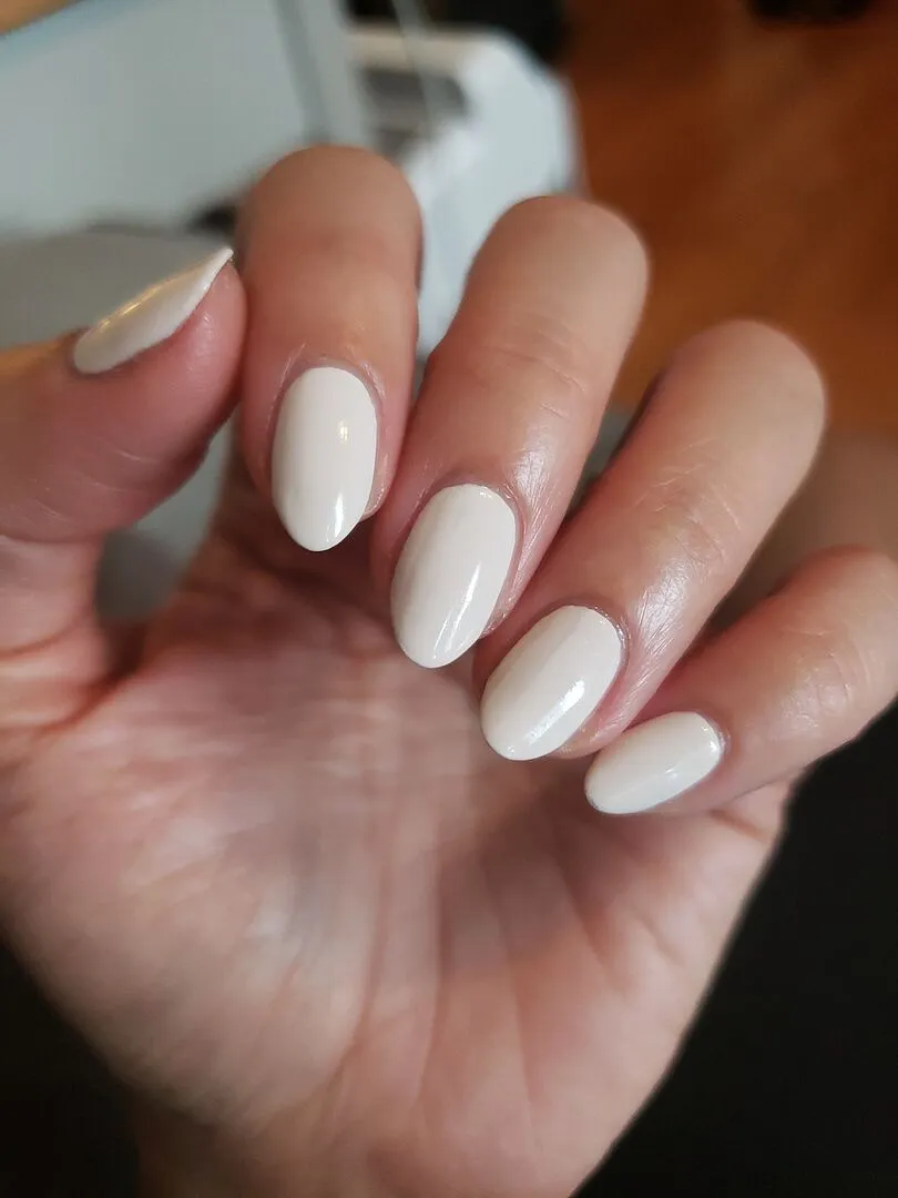 Cirque Colors Don't Forget the Cannoli nagellack beige-vit crème