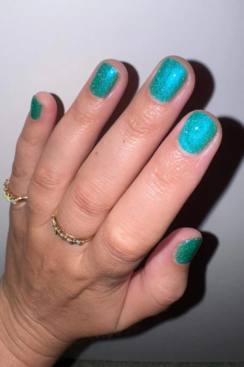 Cirque Colors Saboteur nagellack ljus teal shimmer